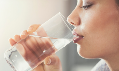 5 Peran Penting Minum Air dalam Menghadapi Polusi Udara